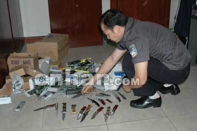 五金市場暗藏800管制刀具，市場監(jiān)管亟待加強